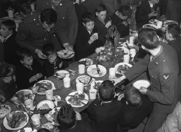 В 1942 году, в штаб-квартире США американские войска в Лондоне устроили вечеринку Благодарения для 200 британских детей.