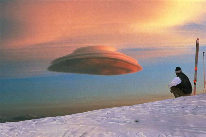 Чечевицеобразное облако, напоминающее неопознанный летающий объект.
