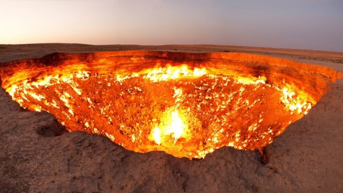 Огненная яма, расположенная в пустыне Каракумы, получила название «Дверь в преисподнюю» и является результатом бурения и раскопок, проводившихся в 1971 году.