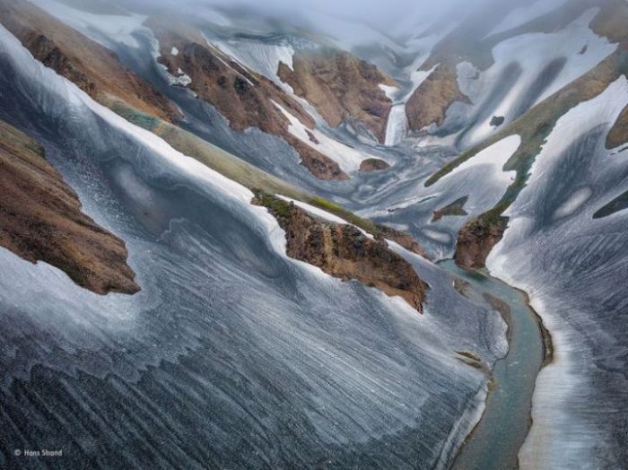 Горы, ледники и ледовые поля на снимке усыпаны пеплом, который появился из-за извержений близлежащих вулканов: треть извержений за последние 500 лет произошли именно в Исландии.