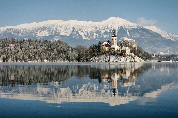 Самый посещаемый курорт Словении, находится в глубокой впадине, окруженной скалистыми, заснеженными Юлианскими Альпами.