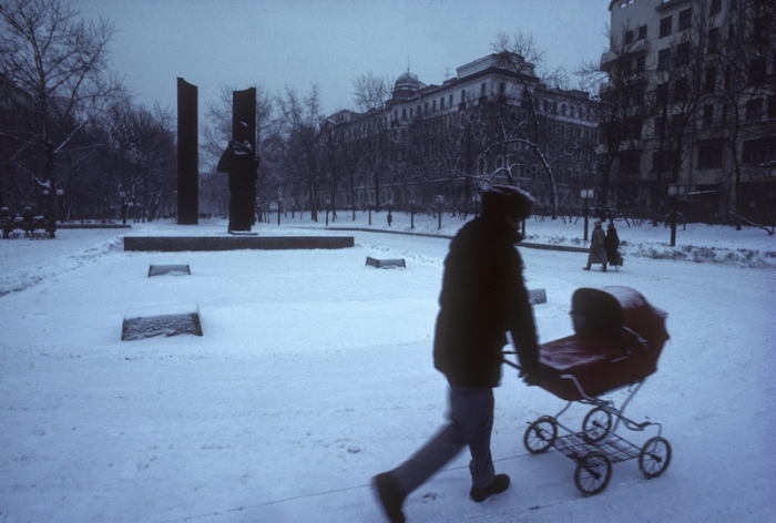 Прогулка с ребенком по заснеженным московским улицам.