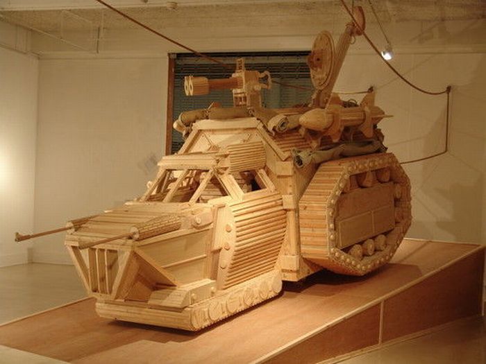 Фантастический механизм танка из дерева.