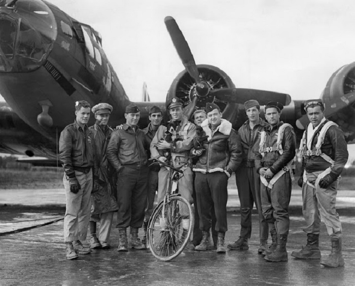 Американский пилот Роберт Бискер и его экипаж со своими талисманами: собакой по кличке Лоскут и обезьяны по имени Джо.