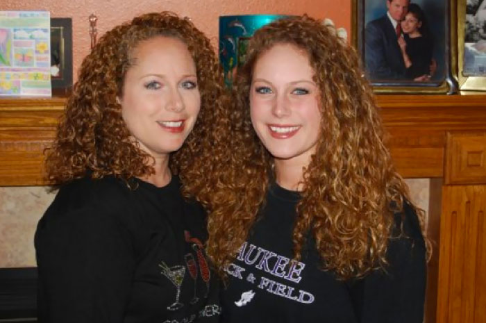 Маме и дочке, которые обладают поразительным сходством, часто задают вопрос – они близнецы?