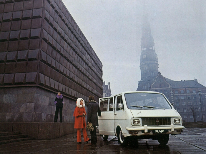 Рекламный плакат первого советского микроавтобуса.
