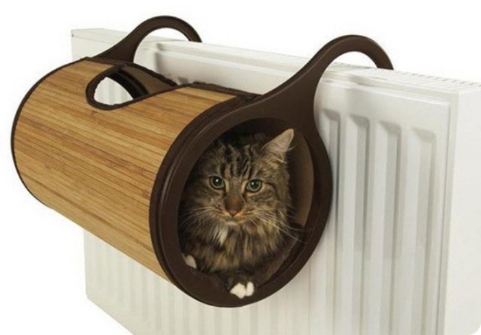Спальное место, которое крепиться на батарею, идеально подходит для теплолюбивых котиков.