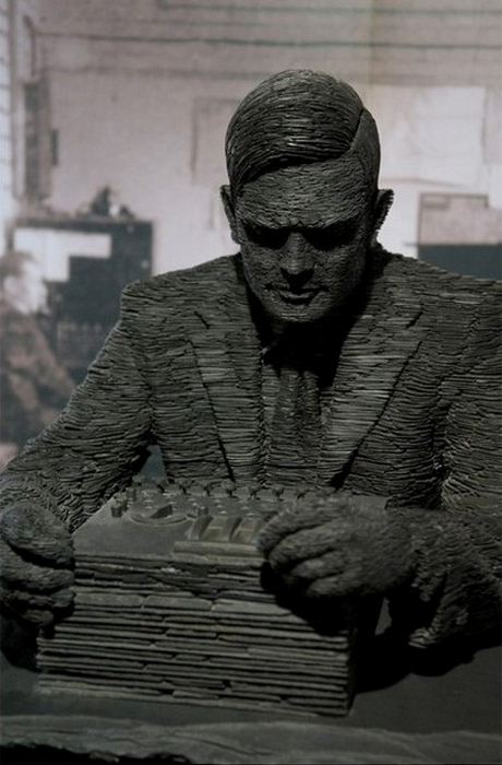 Скульптура великого математика из угольного сланца. Алан Тьюринг в исполнении Стивена Кеттла