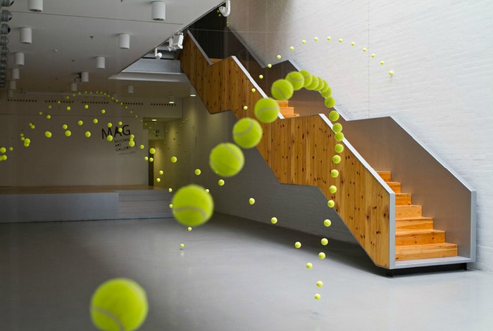 2000 прыгающих мячей в инсталляции Causa-Efecto художницы Аны Солер (Ana Soler)