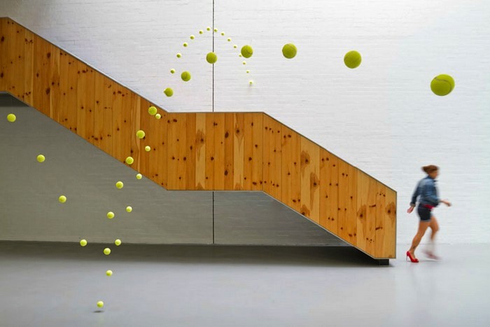 2000 прыгающих мячей в инсталляции Causa-Efecto художницы Аны Солер (Ana Soler)
