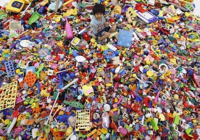  Инсталляция Central Kaeru Station из 100 тысяч забытых и брошенных игрушек