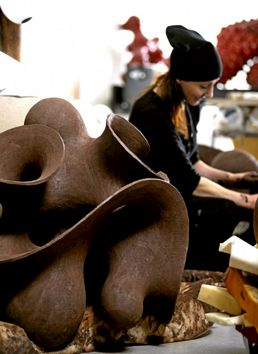 Абстрактные загогулины в керамических скульптурах Евы Хильд (Eva Hild)