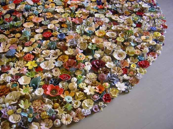 Инсталляция Flora Metamorphicae из тысяч керамических цветов