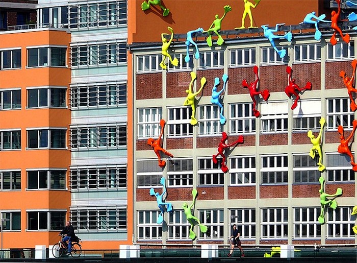 Разноцветные человечки на зданиях Дюссельдорфа. Арт-проект Flossis от Rosalie