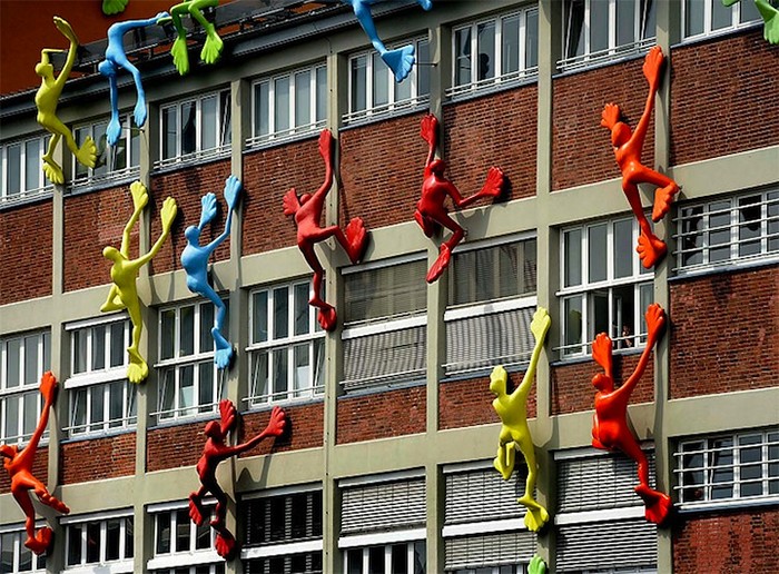Разноцветные человечки на зданиях Дюссельдорфа. Арт-проект Flossis от Rosalie