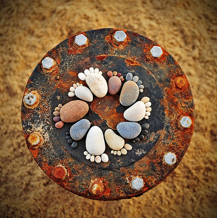 Инсталляции *Каменные лапки* в фотографиях Iain Blake