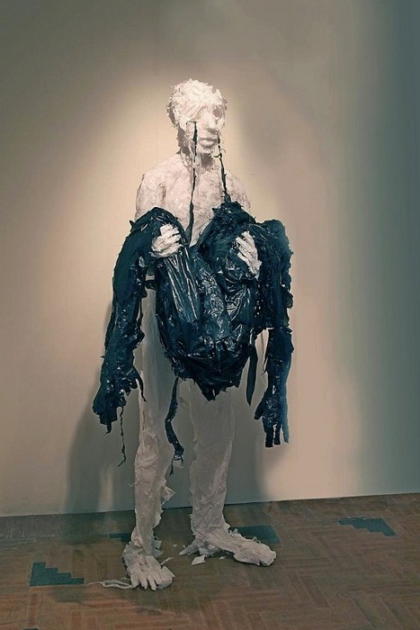 Скульптуры из пакетов для мусора. Серия Emotional Figures от Khalil Chishtee