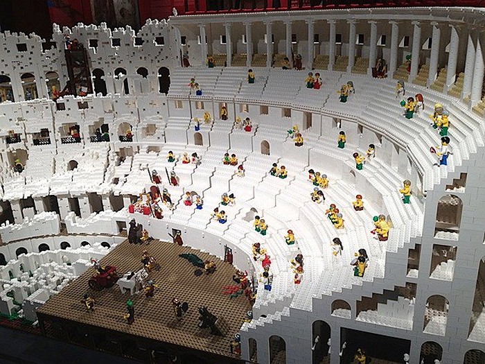 Копия римского колизея из конструктора Лего