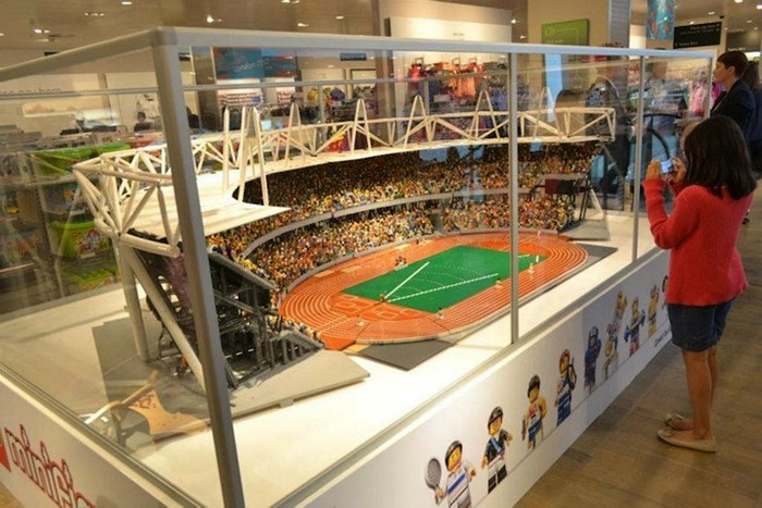 Миниатюрный Олимпийский стадион из тысяч кубиков конструктора Lego