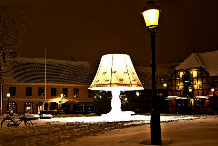 Удивительная говорящая скульптура-cветильник на площади Лилла Торг (Lilla Torg)