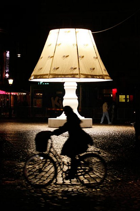 Удивительная говорящая скульптура-cветильник на площади Лилла Торг (Lilla Torg)