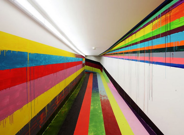 Разноцветный полосатый коридор в тюрьме Justiz Vollzugs Anstalt. Эпатажный арт-проект