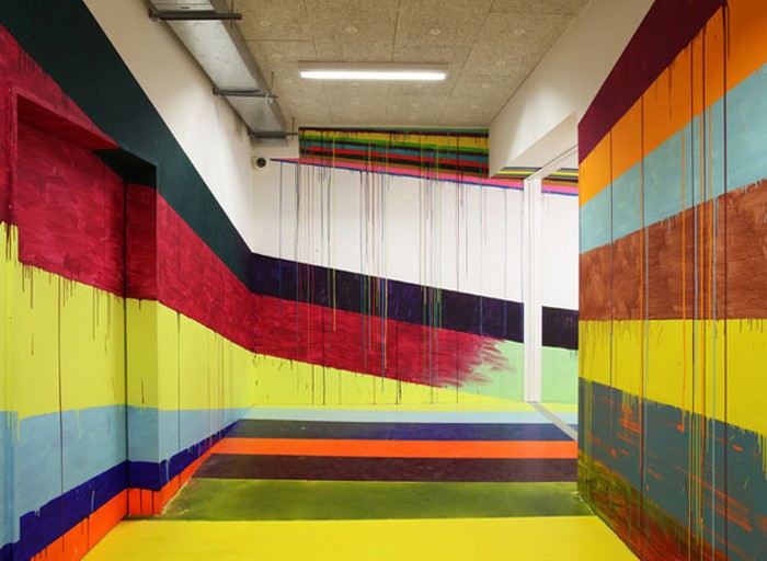 Разноцветный полосатый коридор в тюрьме Justiz Vollzugs Anstalt. Эпатажный арт-проект