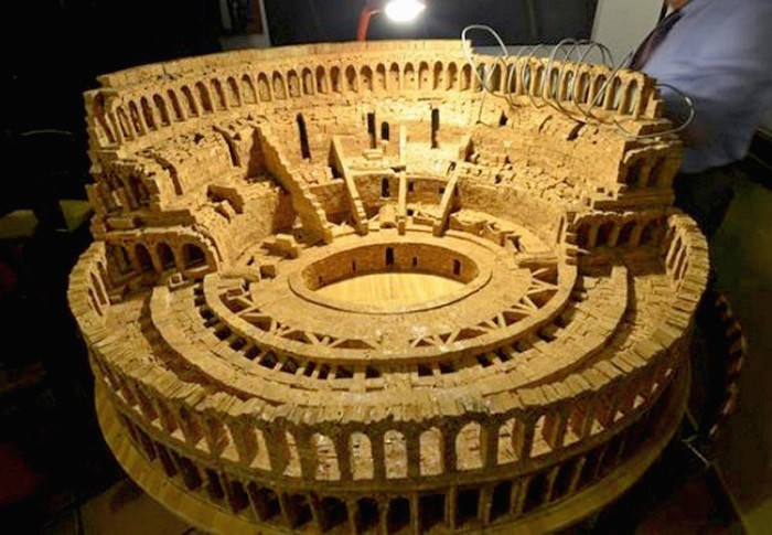 Колизей из 10.000 винных пробок. Скульптура от Ciro Califano