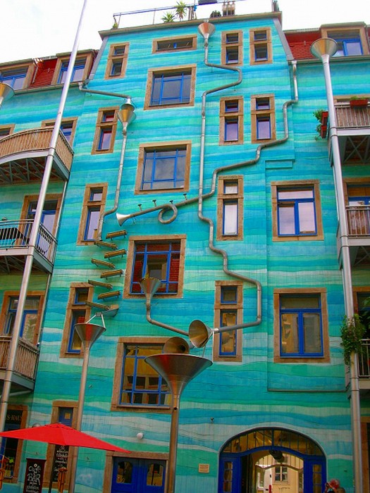 Здание с флейтой водосточных труб в Дрездене