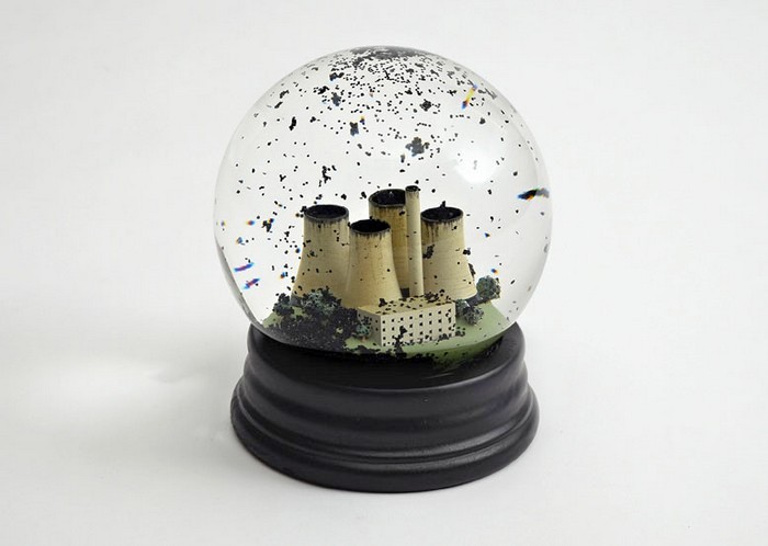 Стеклянные шарики No Globes со смогом вместо снега