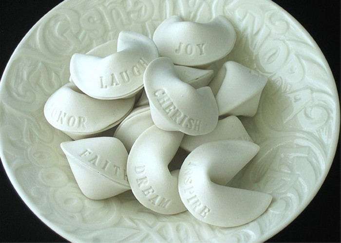 Porcelain Fortune Cookies: фарфоровые печенья с предсказаниями от Александры Поллнер