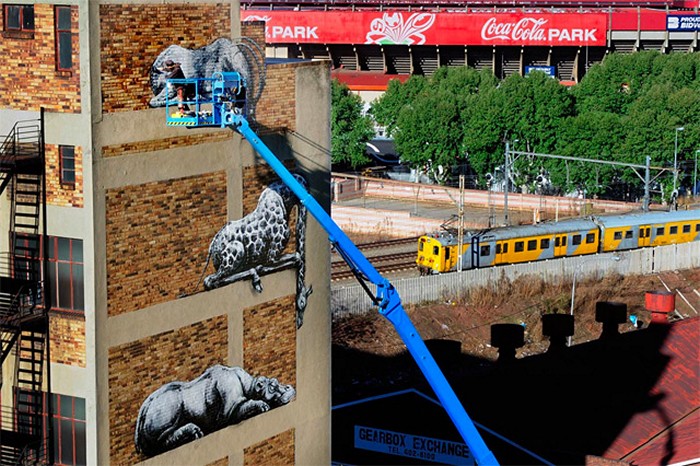 Шесть африканских животных на фасаде многоэтажки в Йоханнесбурге. Стрит-арт художника ROA