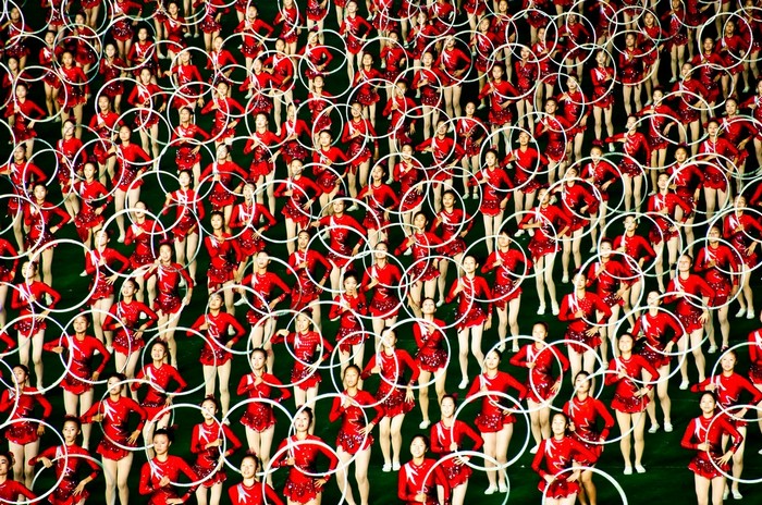Искусство своими руками, ногами и головами. Фотографии северокорейских перфомансов Сэм Геллман (Sam Gellman)