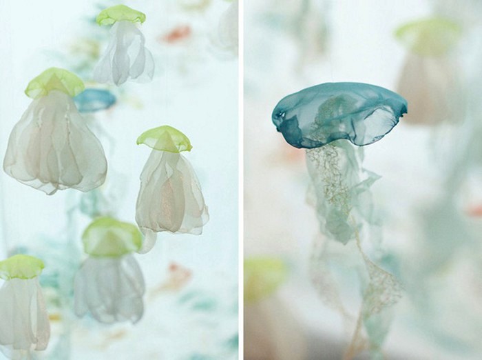 Медузы из органзы  в инсталляции Urban Aquarium