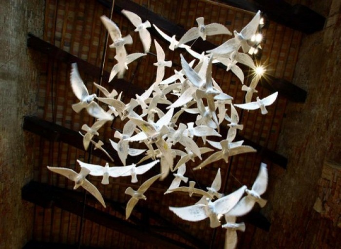 Инсталляция Suspended Together, керамические голуби для Саудовской Аравии 