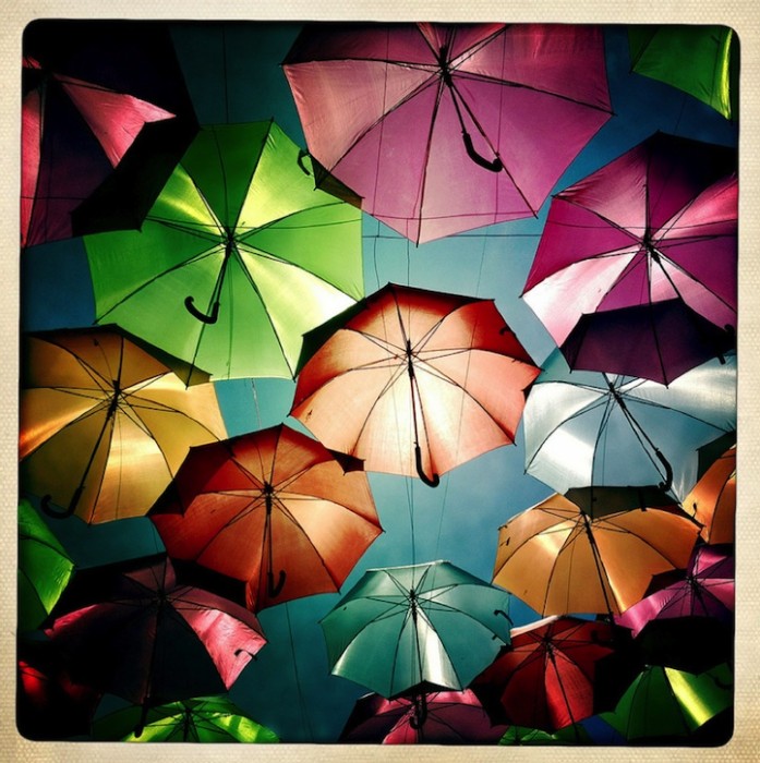 Umbrella Sky, инсталляция из разноцветных зонтов в Португалии