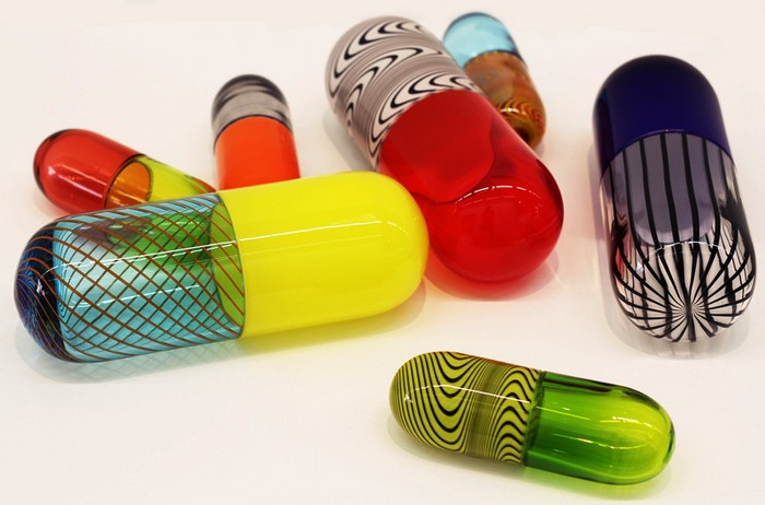 Стеклянные пилюли Addict: инсталляция от Beverly Fishman