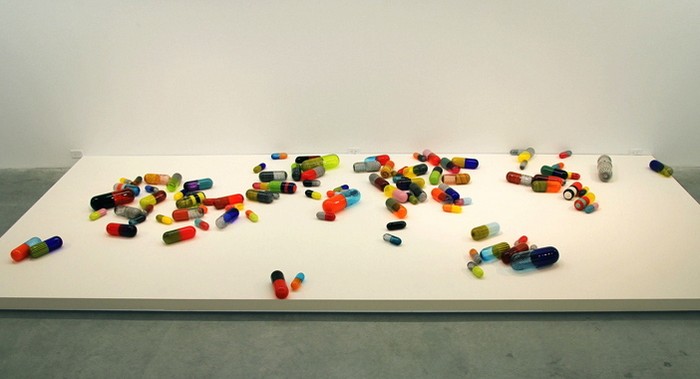 Стеклянные пилюли Addict: инсталляция от Beverly Fishman