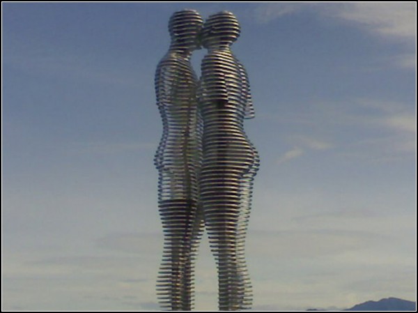 Скульптура *Любовь* от Тамар Квеситадзе