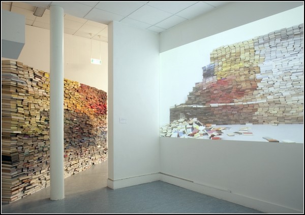 Разноцветная книжная инсталляция Anouk Kruithof