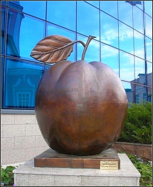Памятник яблоку