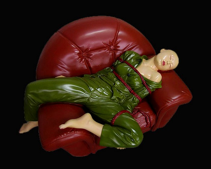 Несчастная лысая девушка в странных скульптурах Hu Ke