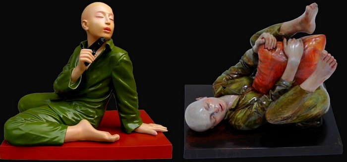 Несчастная лысая девушка в странных скульптурах Hu Ke