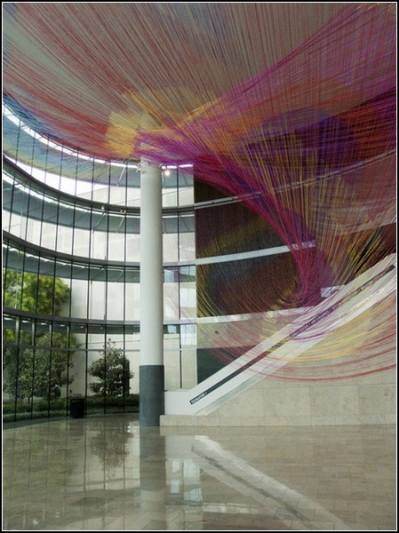 Инсталляция String Theory на основе индонезийской технологии плетения ткани