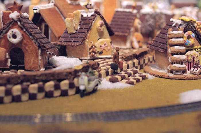Городок из имбирного печенья. Рождественская инсталляция в торговом центре Muji (Япония)