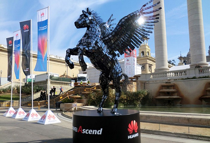 Рекламная скульптура Пегаса из 3500 смартфонов модели Huawei