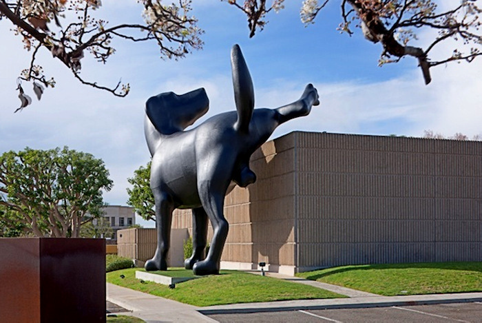 Скульптура Bad Dog. Пес, который мочится на здание музея