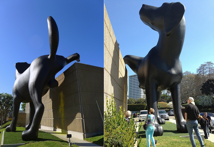 Скульптура Bad Dog. Пес, который мочится на здание музея