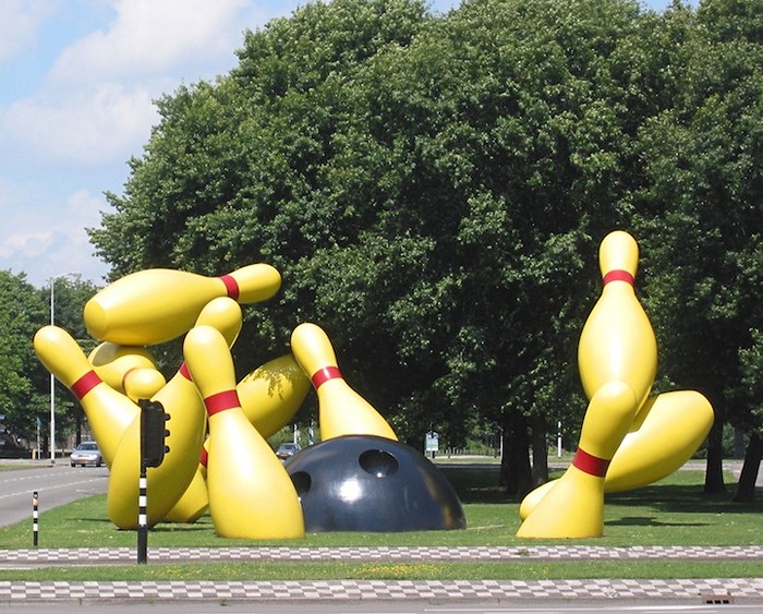 Скульптуры-переростки. Творчество Claes Oldenburg и Coosje van Bruggen