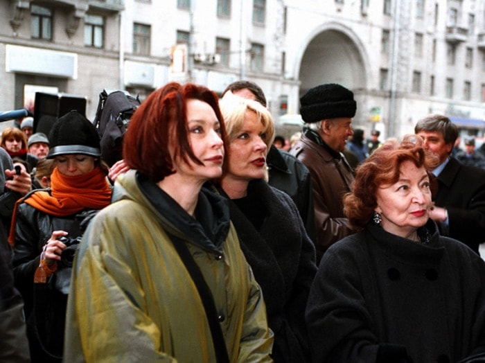 Анастасия, Марианна и Лидия Вертинские на открытии мемориальной доски А. Вертинскому, 2002 | Фото: liveinternet.ru